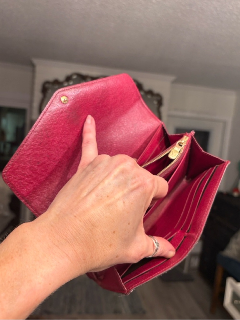 Monogram, Louis Vuitton, Sarah wallet/ crossbody with fuchsia interior - Picture 4 of 15